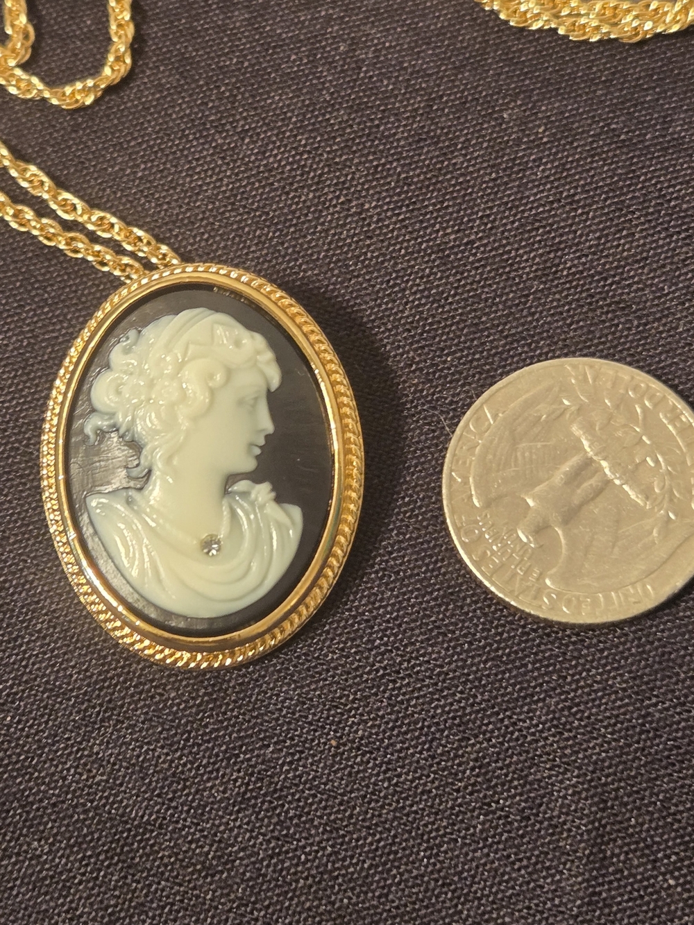 Vintage Cameo Necklace, brooch. 24" Chain - Picture 5 of 9